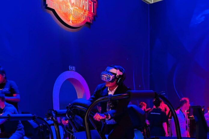 Menparekraf Sandiaga Salahuddin Uno saat berkesempatan mencoba salah satu gim terbaru dari Xbox pada penyelenggaraan pameran gim terbesar dunia "Gamescom 2024" di Koln, Jerman, Kamis (22/8/2024).
