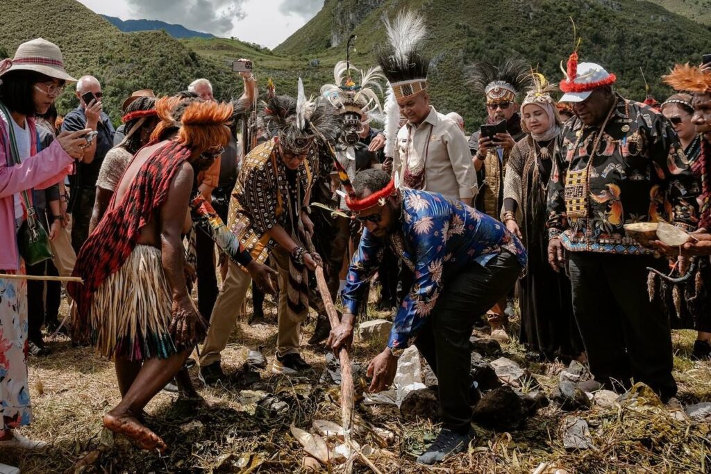 Menteri Pariwisata dan Ekonomi Kreatif/Kepala Badan Pariwisata dan Ekonomi Kreatif (Menparekraf/Kabaparekraf) Sandiaga Salahuddin Uno menutup rangkaian "Festival Budaya Lembah Baliem (FBLB) 2024 yang berlangsung di Kabupaten Jayawijaya, Provinsi Papua Pegunungan