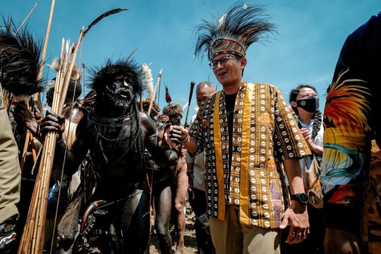 Menteri Pariwisata dan Ekonomi Kreatif/Kepala Badan Pariwisata dan Ekonomi Kreatif (Menparekraf/Kabaparekraf) Sandiaga Salahuddin Uno menutup rangkaian "Festival Budaya Lembah Baliem (FBLB) 2024 yang berlangsung di Kabupaten Jayawijaya, Provinsi Papua Pegunungan
