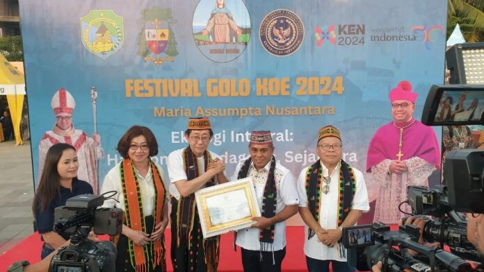 Majukan Pariwisata Labuan Bajo, Kuku Bima Menerima Penghargaan dari Pemda Manggarai Barat.