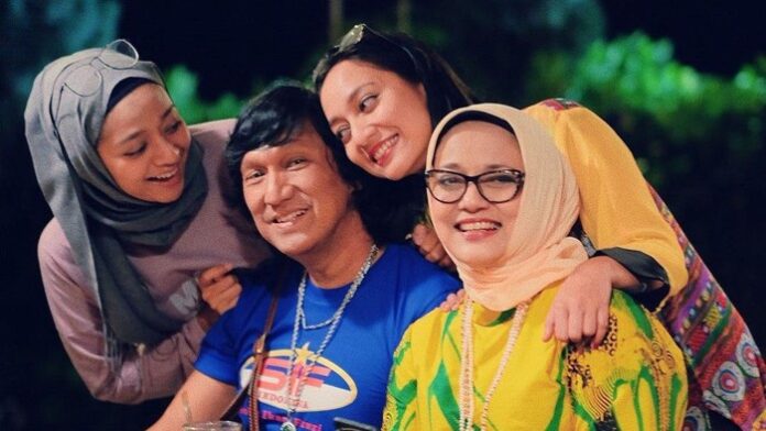 Ikang Fawzi, Marissa Haque dan kedua anaknya. (instagram)